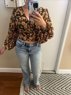 Floral Puff-Sleeve Cropped Blouse in Black and Gold
